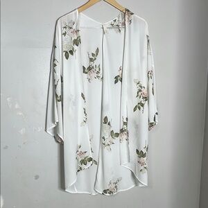 White and Pink Floral Kimono‎